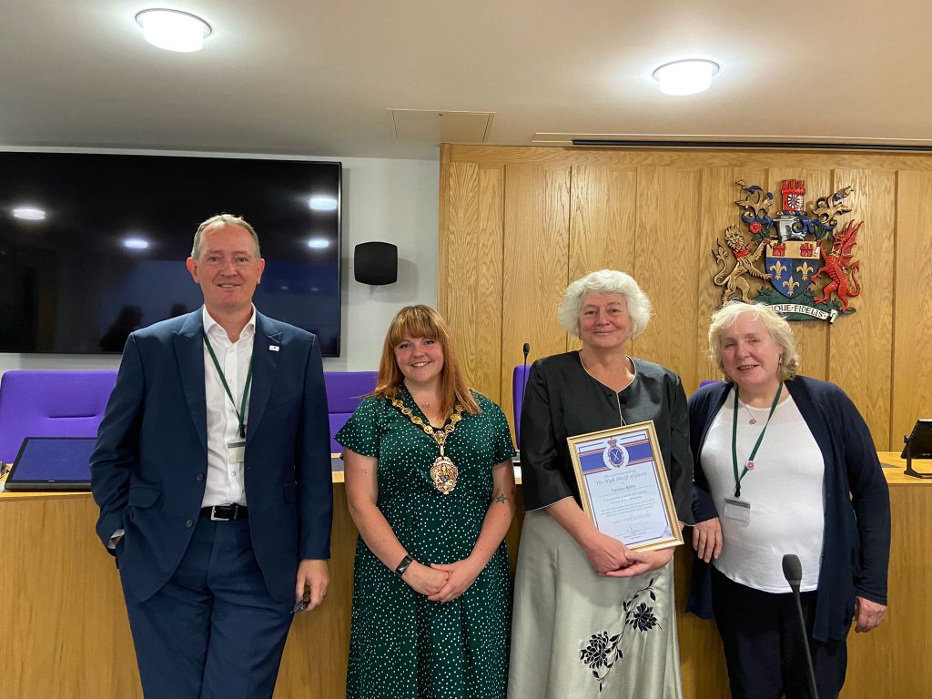 Llun Ch-Dd: Prif Weithredwr Paul Matthews, Cadeirydd, y Cyngh. Laura Wright, Pauline Batty a’r Arweinydd, y Cyngh. Mary Ann Brocklesby