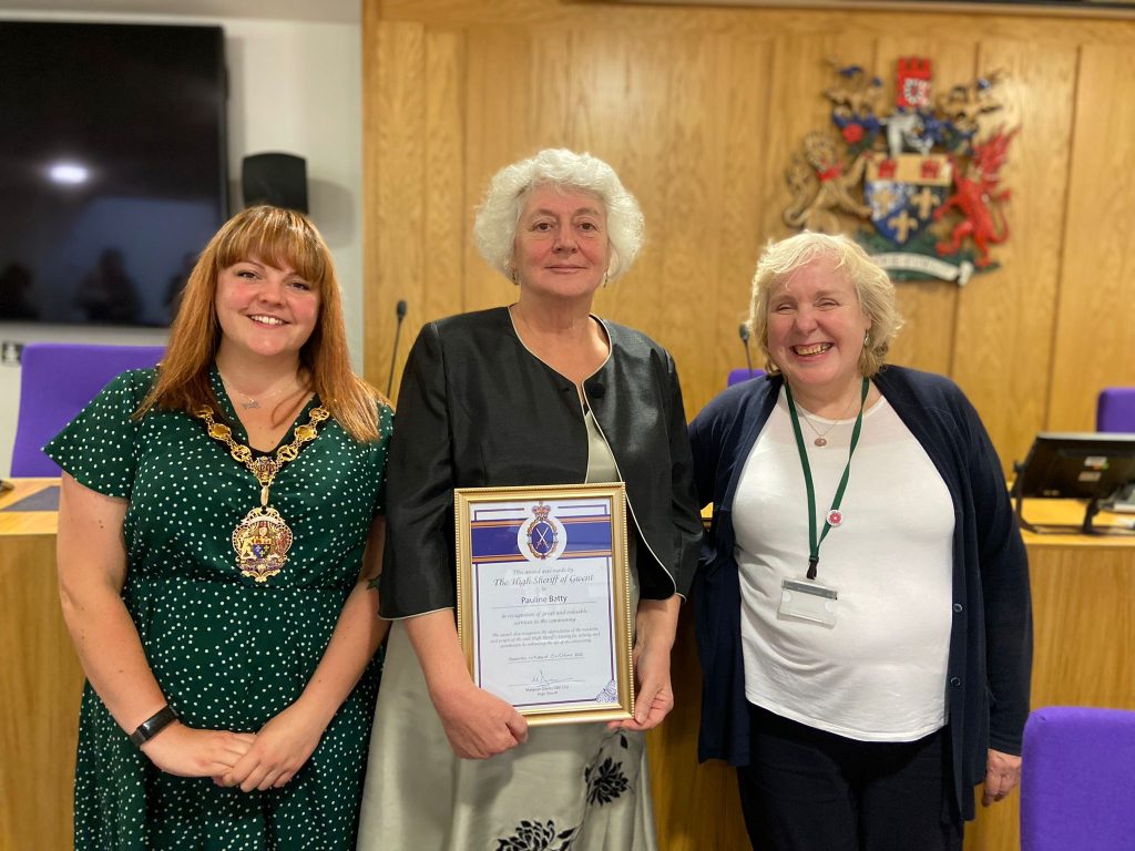Llun Ch-Dd: Cadeirydd Cyngor Sir Fynwy, y Cyngh. Laura Wright, gyda Pauline Batty ac Arweinydd y Cyngor, y Cyngh. Mary Ann Brocklesby
