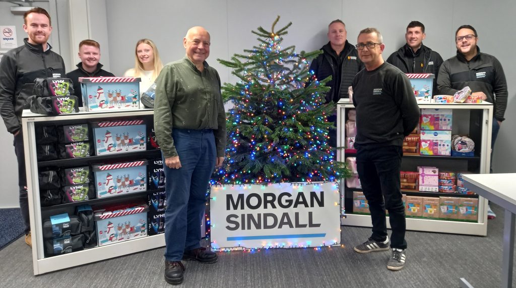 Llun yn dangos: y rhes gyntaf, y Cyngh. Martyn Groucutt gyda Gary Corbett yn cynrychioli Morgan Sindall. I’r dde, gan ddechrau ar y tu allan, mae Darren Rhys Thomas (Morgan Sindall) ac yna Hyuel Davies a Scott Thoman (Integrated Fencing). I’r chwith, gan ddechrau ar y tu allan, mae Gareth James, Dylan Morris ac Ayla Hulse (pob un o Morgan Sindall).