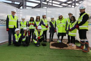 Cllr-Martyn-Groucutt-Cllr-Laura-Wright-Gary-Corbett-–-Morgan-Sindall-Asst-site-manager-and-Deri-View-pupils-