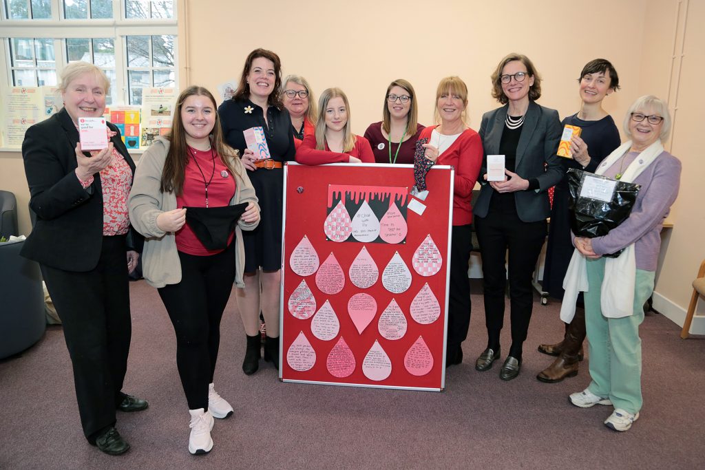 Arweinydd y Cyngor Mary Ann Brocklesby,  cynrychiolwyr Love Your Period, Stacey White (Arweinydd Llesiant Cymunedol Cyngor Sir Fynwy), Cyng Sara Burch, Cyng Angela Sandles, Cyng Catherine Fookes, Ginevra o The Wool Croft a Liz o Dignity Bags