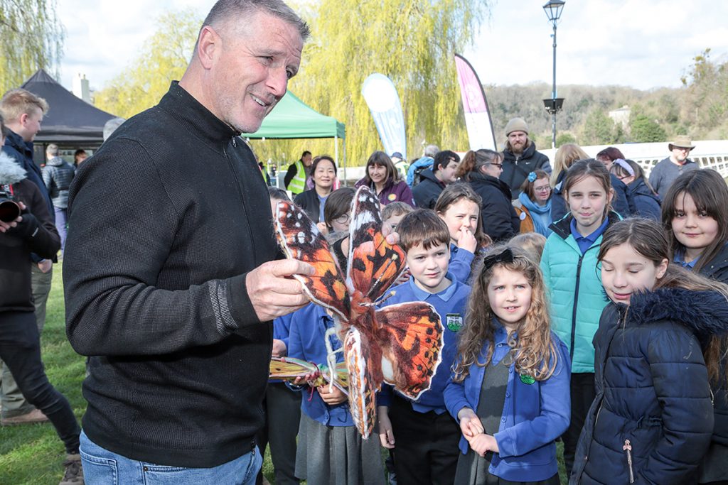 Iolo Williams talking about wildlife with pupils from The Dell Primary School 