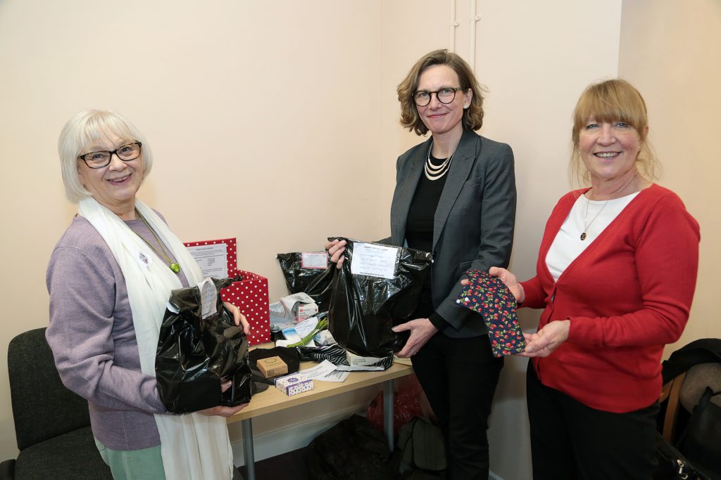 Liz o Dignity Bags gyda’r Cyng Catherine Fookes a’r Cyng Angela Sandles