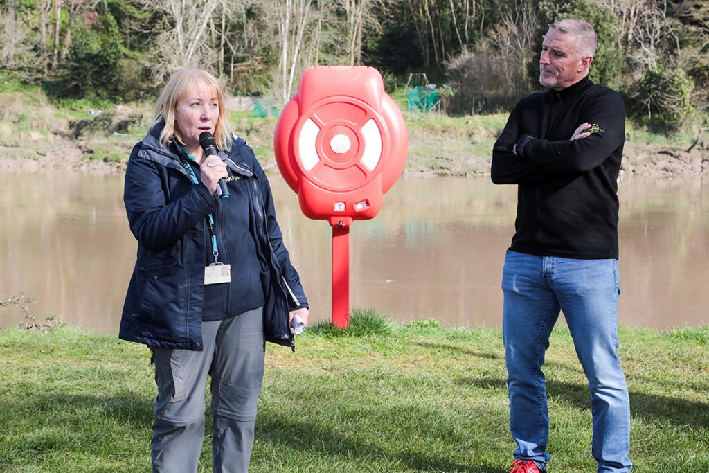 Rheolwr Mynediad i Gefn Gwlad MonLife Cyngor Sir Fynwy, Ruth Rourke, yn agor y digwyddiad gydag Iolo Williams