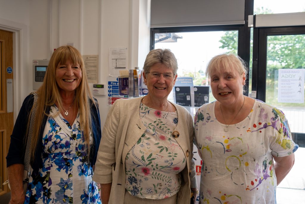 Cyngh. Angela Sandles, Jane Hutt CBE AS - y Gweinidog Cyfiawnder Cymdeithasol a’r Prif Chwip, Arweinydd y Cyngor - y Cyngh. Mary Ann Brocklesby